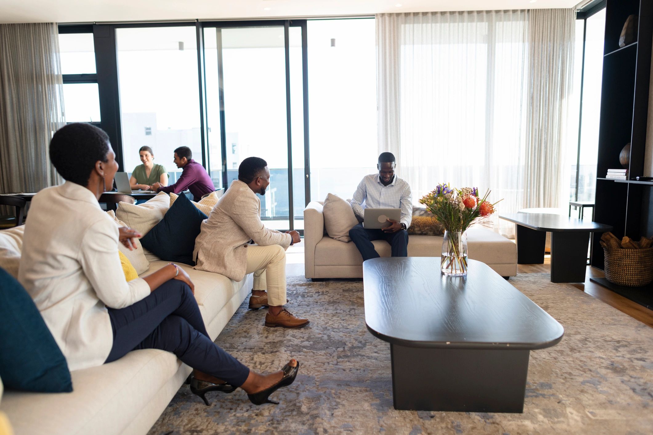 Réunion d’affaires dans un appartement de luxe