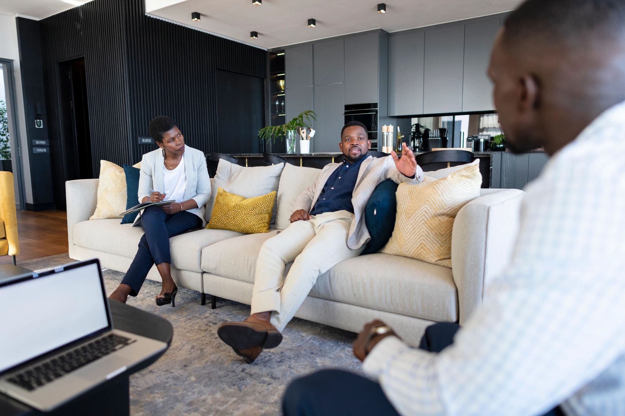 Réunion de direction africaine dans un cadre luxueux et institutionnel