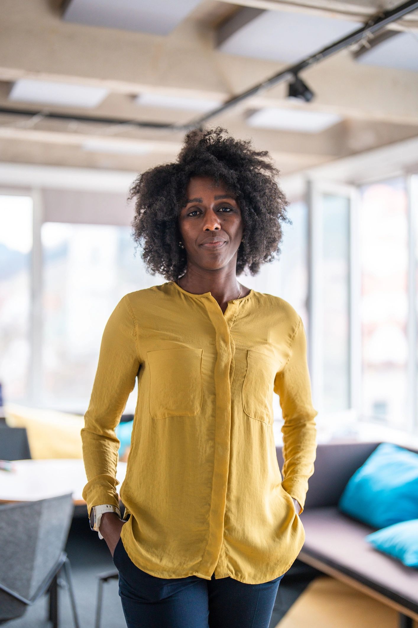 Une professionnelle noire confiante dans un bureau moderne