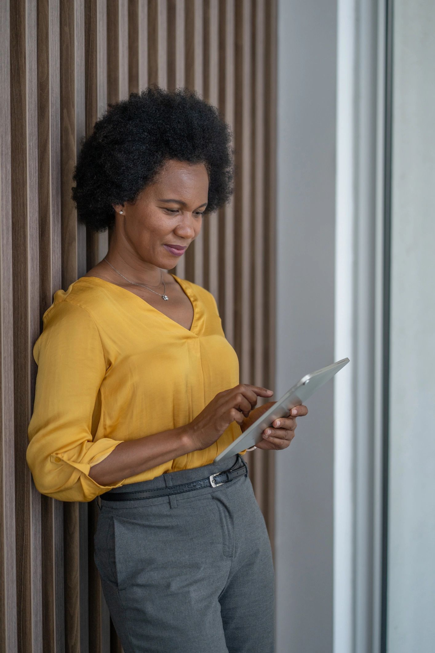 Dirigeante africaine dans un bureau premium au style institutionnel