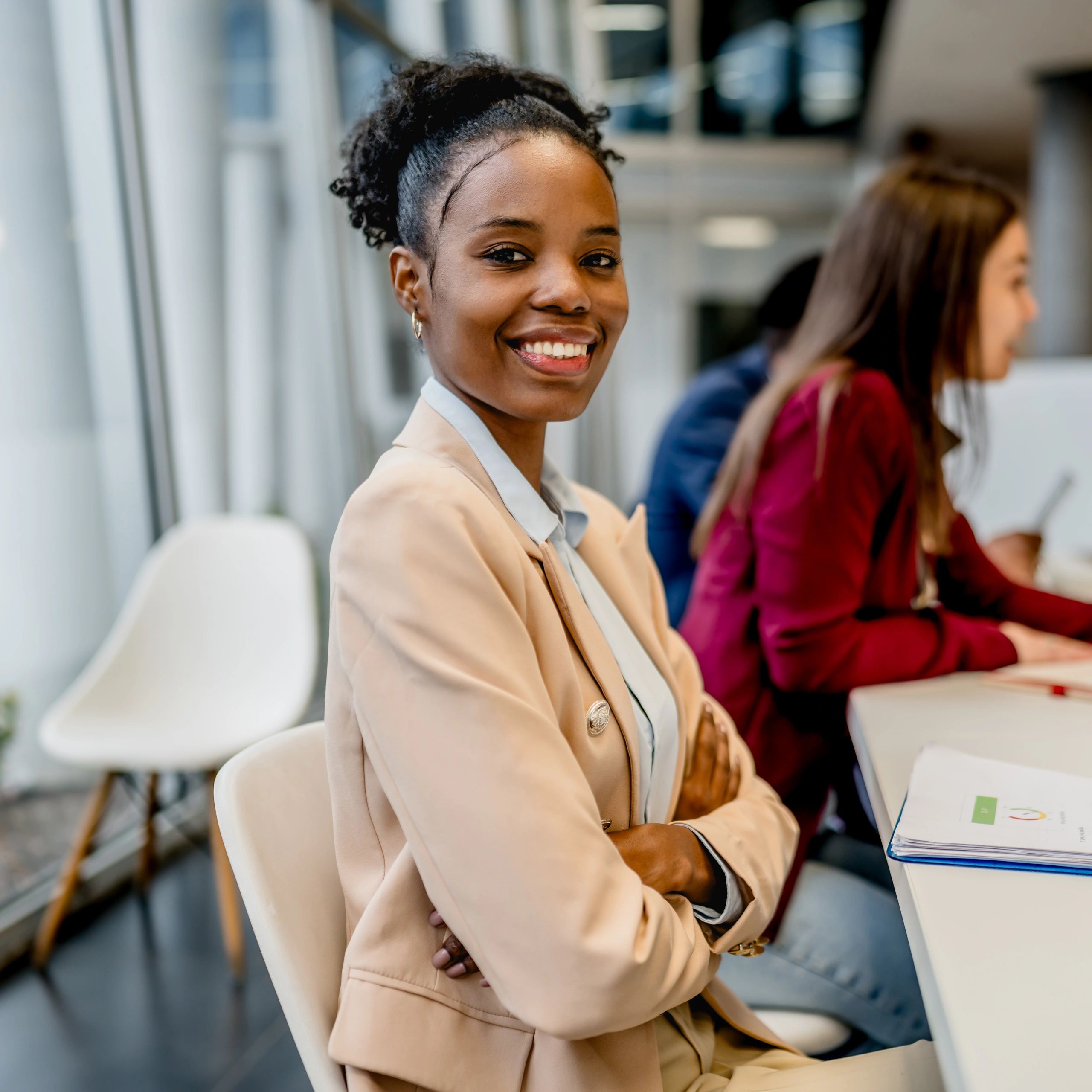 Portrait d’une dirigeante africaine dans un cadre professionnel élégant